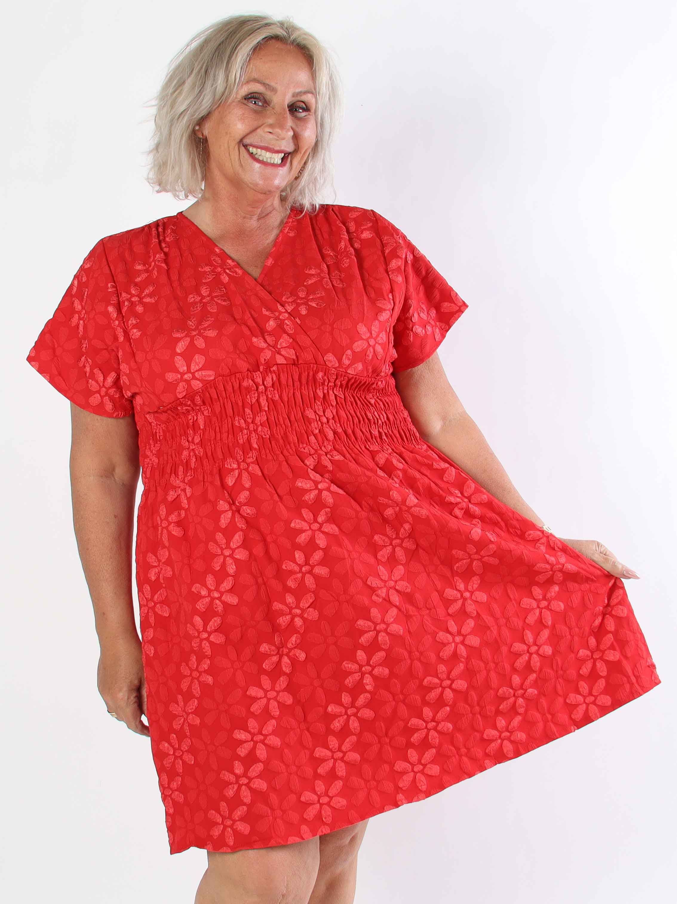 Pams Bloom Short - Feminin plus size kjole med blomstermotiver